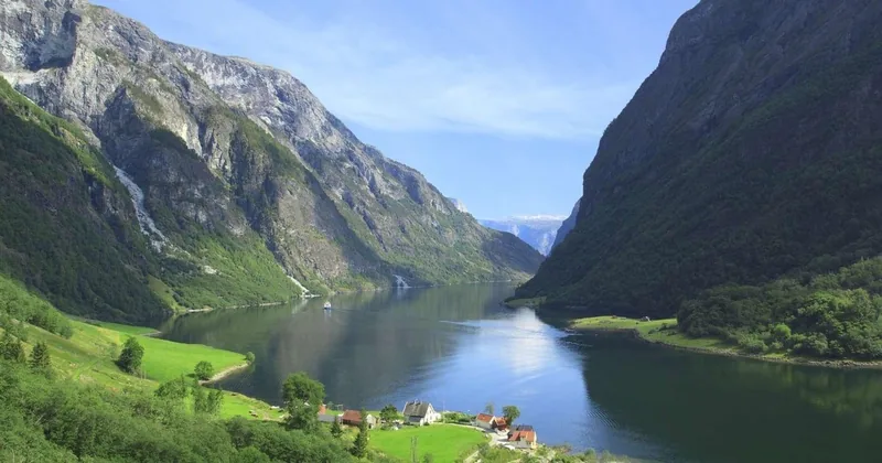Private Tagesausflug: Nærøyfjord-Fjordrundfahrt & Flåmbahn