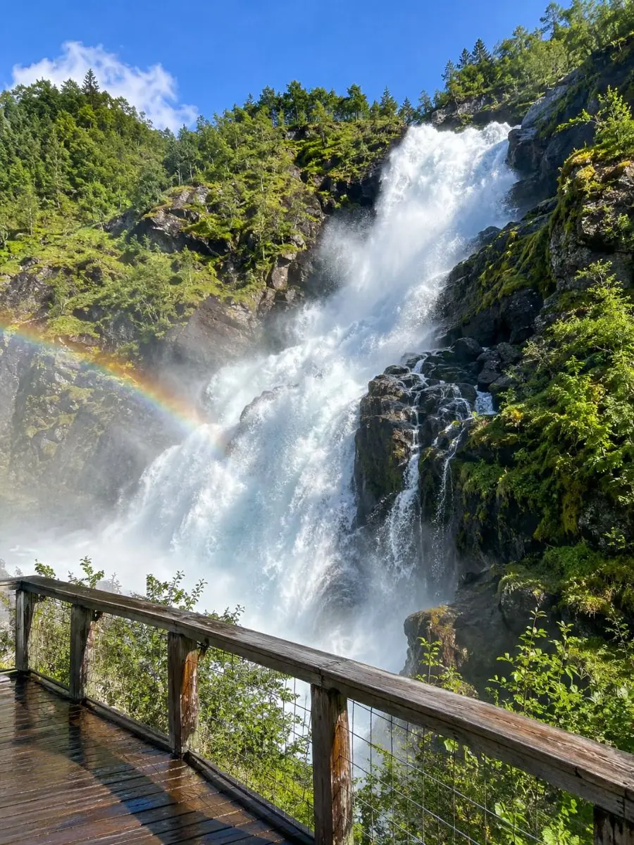 Der Wasserfall Kjosfossen, gesehen von einer hölzernen Bahnplattform
